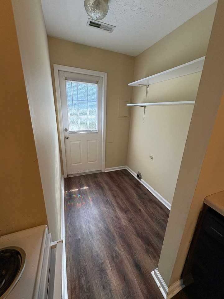 Foxwood Manor - Photo 7 of 18