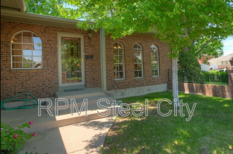 2541 Taylor Ln - Photo 3 of 27