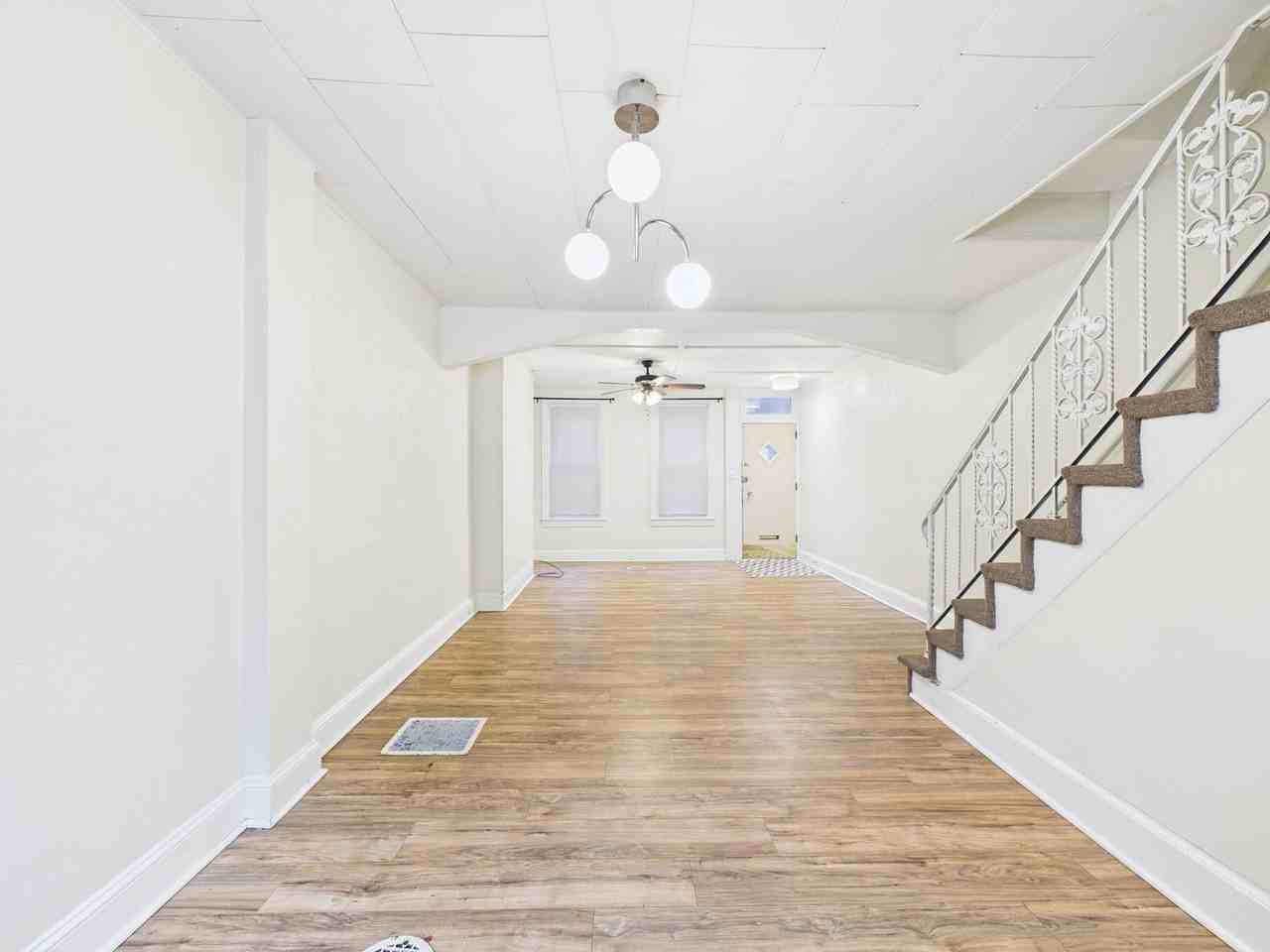 1825 Carlton St - Photo 4 of 29