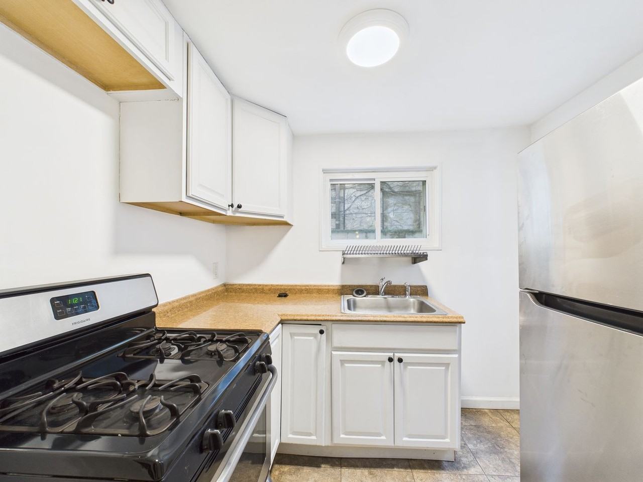 1825 Carlton St - Photo 5 of 29