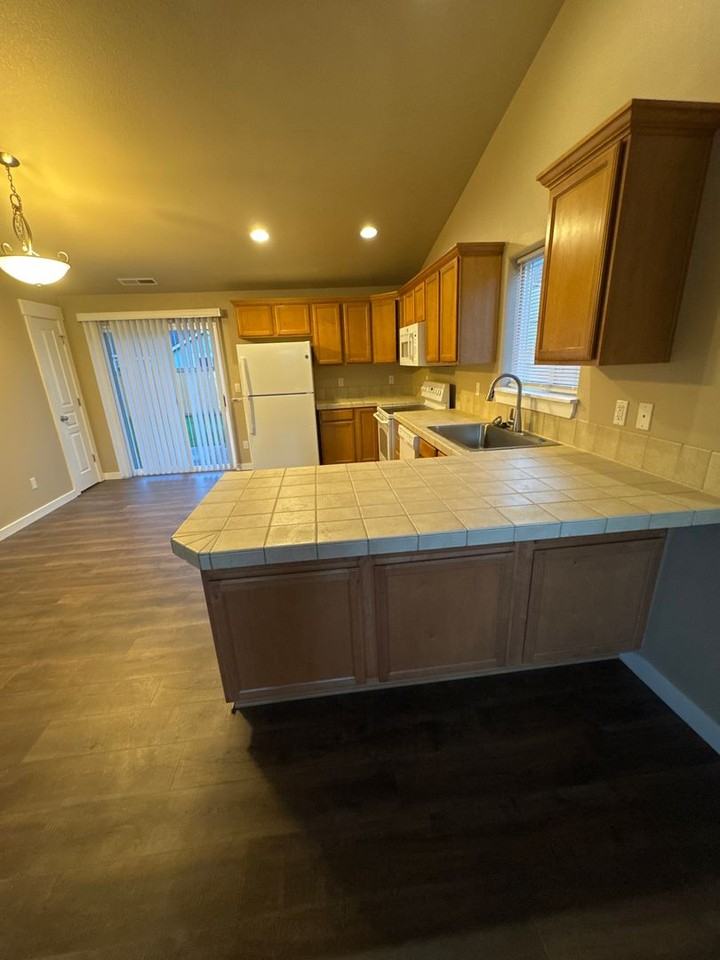 4232 Chartwell St Se - Photo 5 of 16