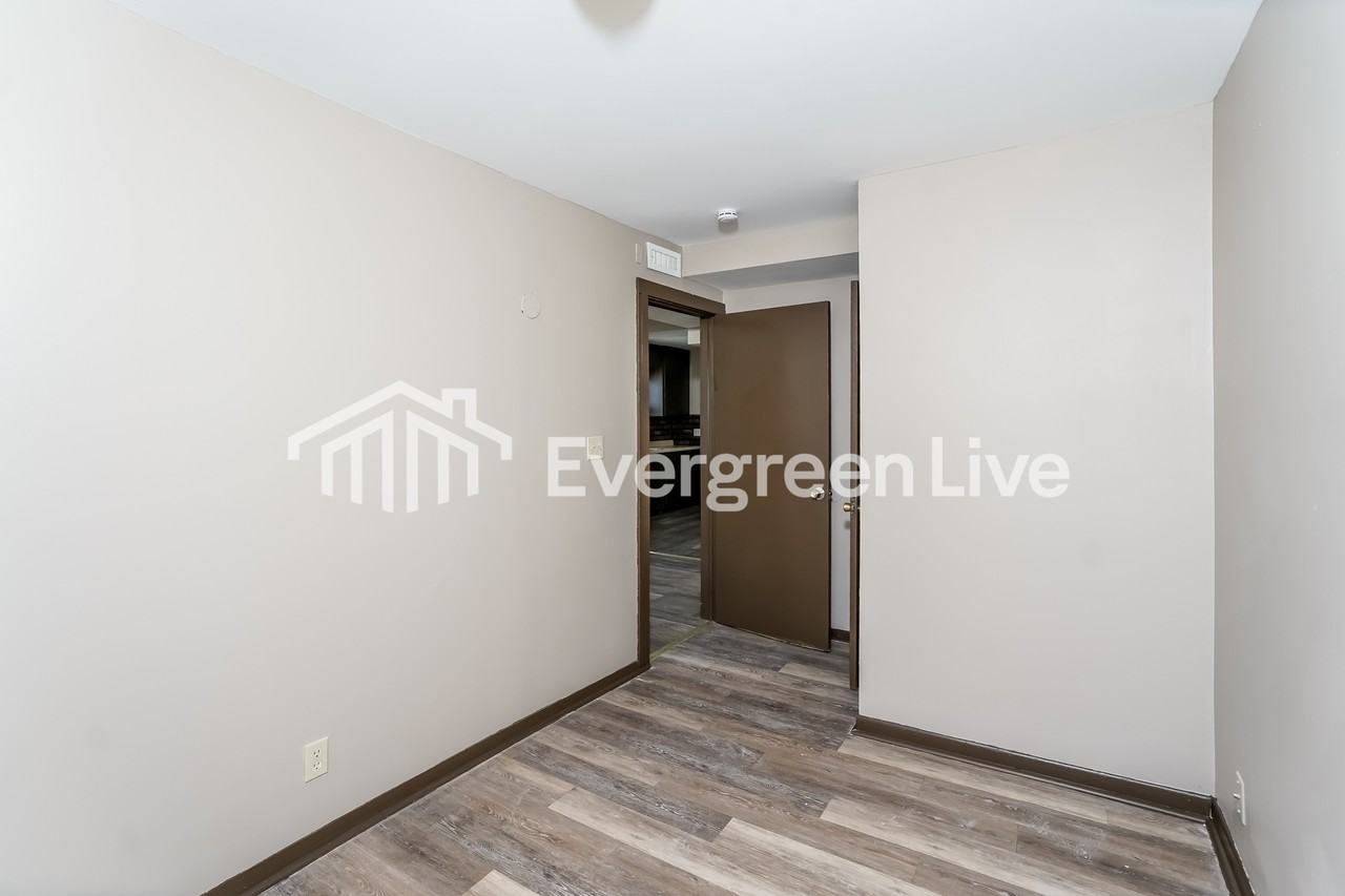 5147 N 58th St - Photo 6 of 15