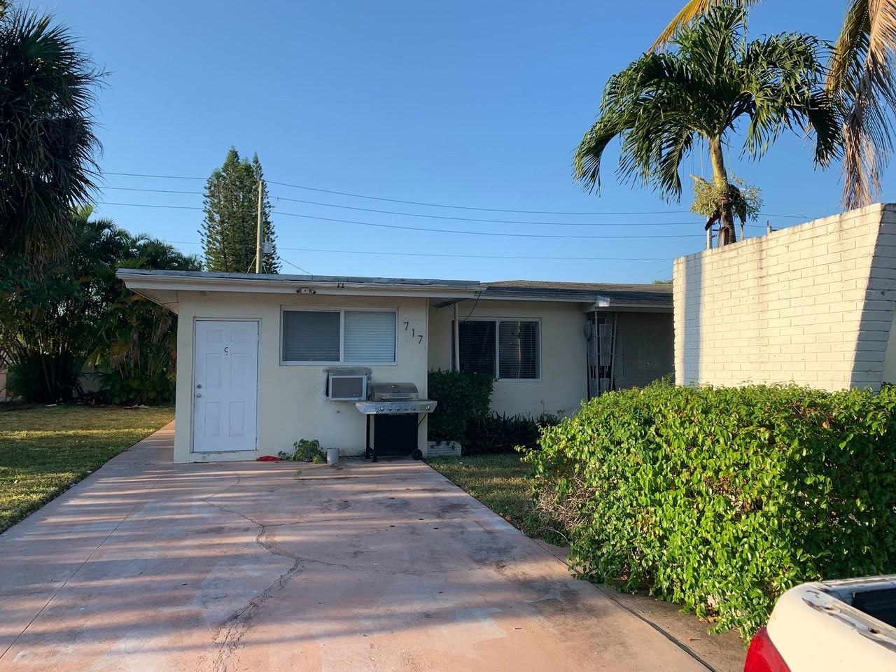 717 NE 10 ST, APT 3 Hallandale, FL 33009 - Photo 5 of 11