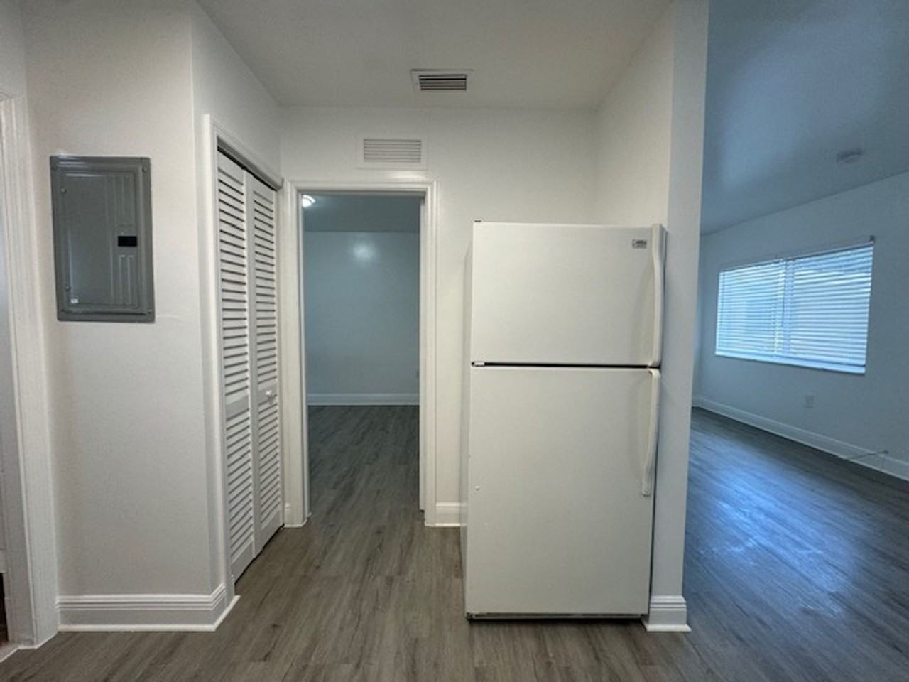 717 NE 10 ST, APT 3 Hallandale, FL 33009 - Photo 7 of 11