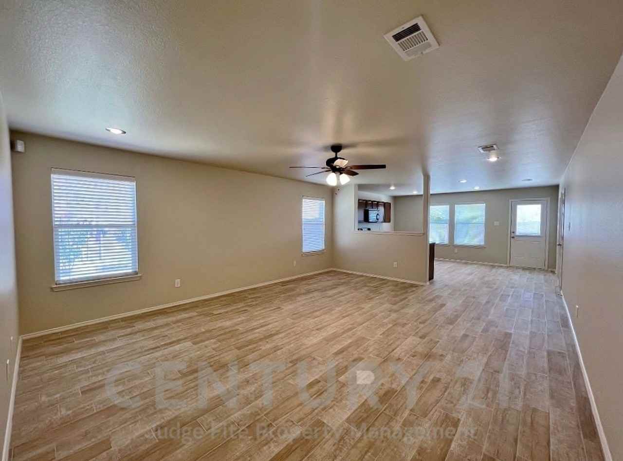 2432 Clairborne Dr - Photo 2 of 10