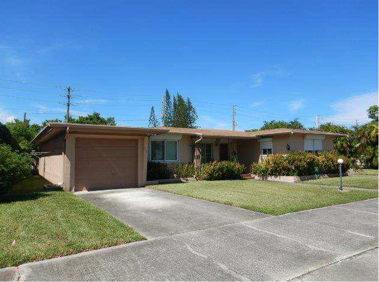 707 NE 10 St Hallandale Beach, FL 33009 - Photo 2 of 9