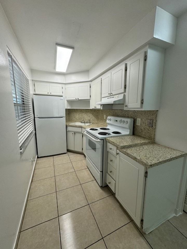 707 NE 10 St Hallandale Beach, FL 33009 - Photo 5 of 9