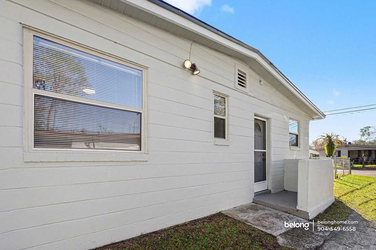 4813 Post St - Photo 2 of 23