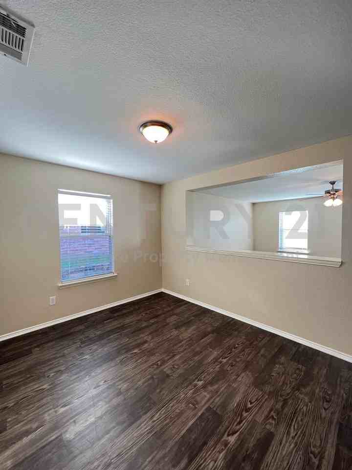 912 Bee Creek Ln - Photo 2 of 11