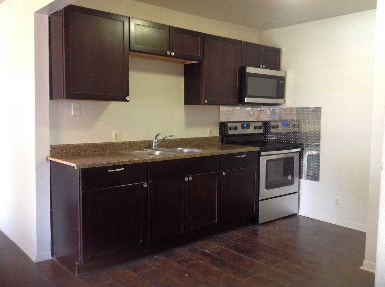 206 Hub Ave - Photo 5 of 17