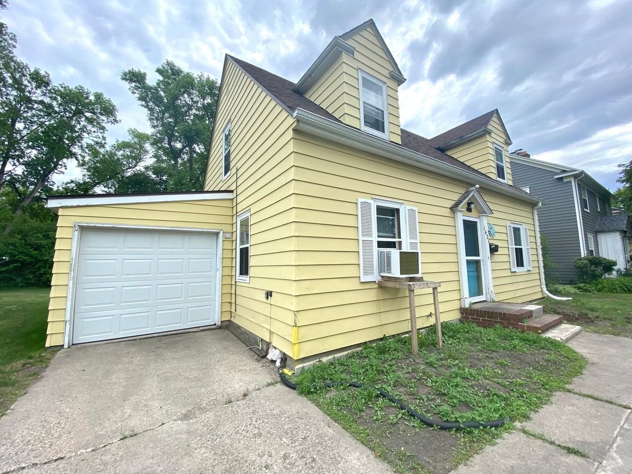 1421 University Dr N - Photo 2 of 41