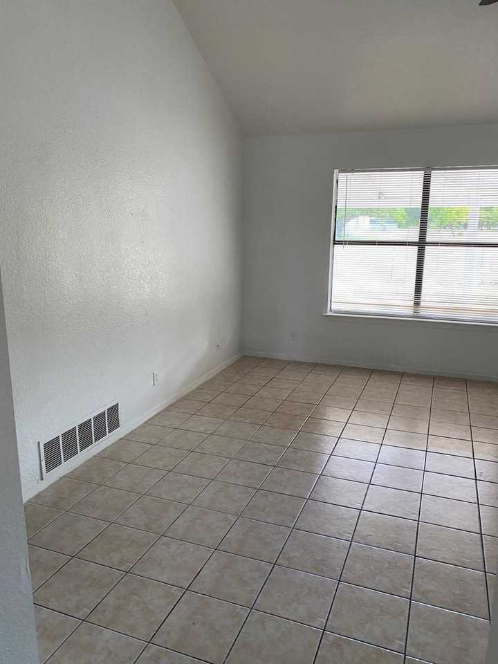 2416 Jerome Dr - Photo 4 of 15