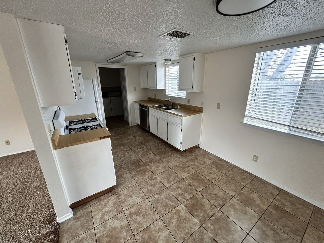 2503 Royal Vista Dr - Photo 2 of 9