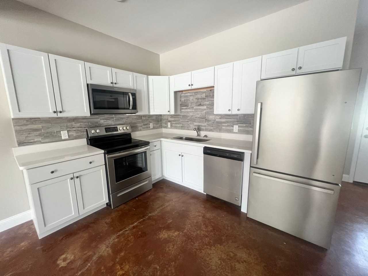 309 Broad St - Photo 5 of 11