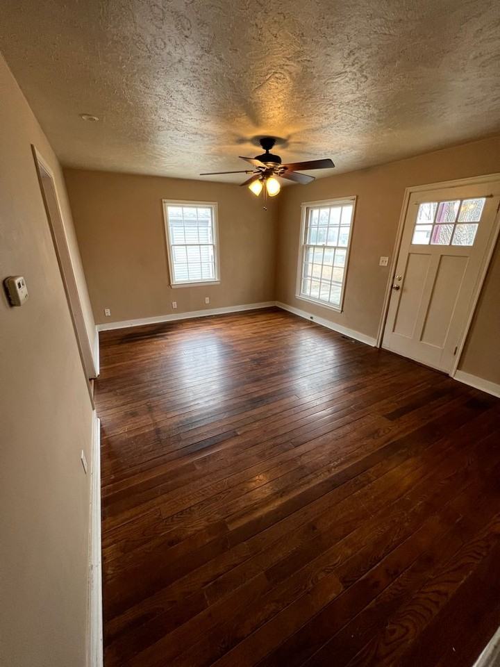 522 W Elm St - Photo 2 of 11