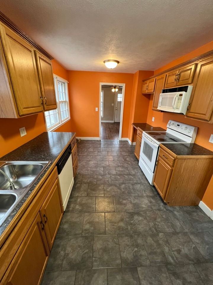 522 W Elm St - Photo 3 of 11