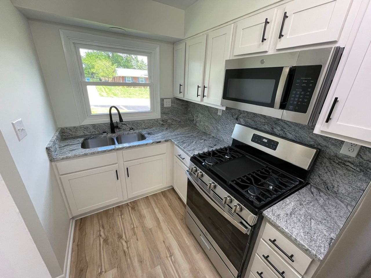 1217 Mary Ross Ave - Photo 5 of 29