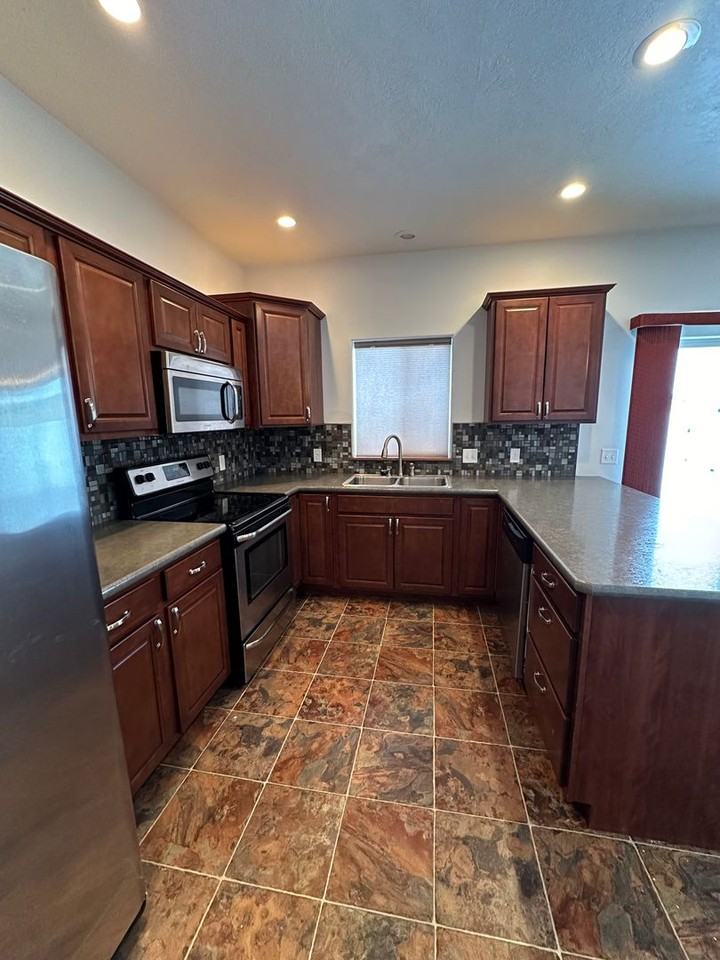 1524 35th Ave Se - Photo 2 of 14