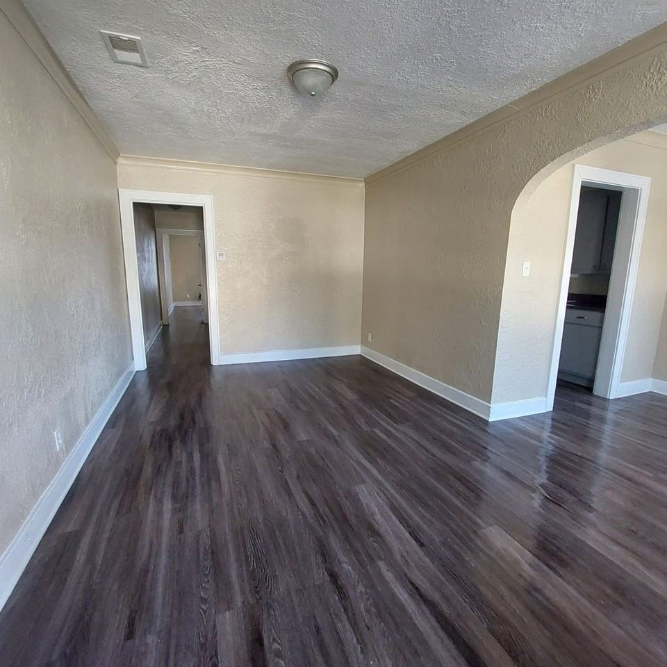 929 Maple Dr - Photo 2 of 9