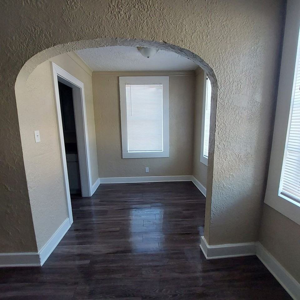 929 Maple Dr - Photo 3 of 9