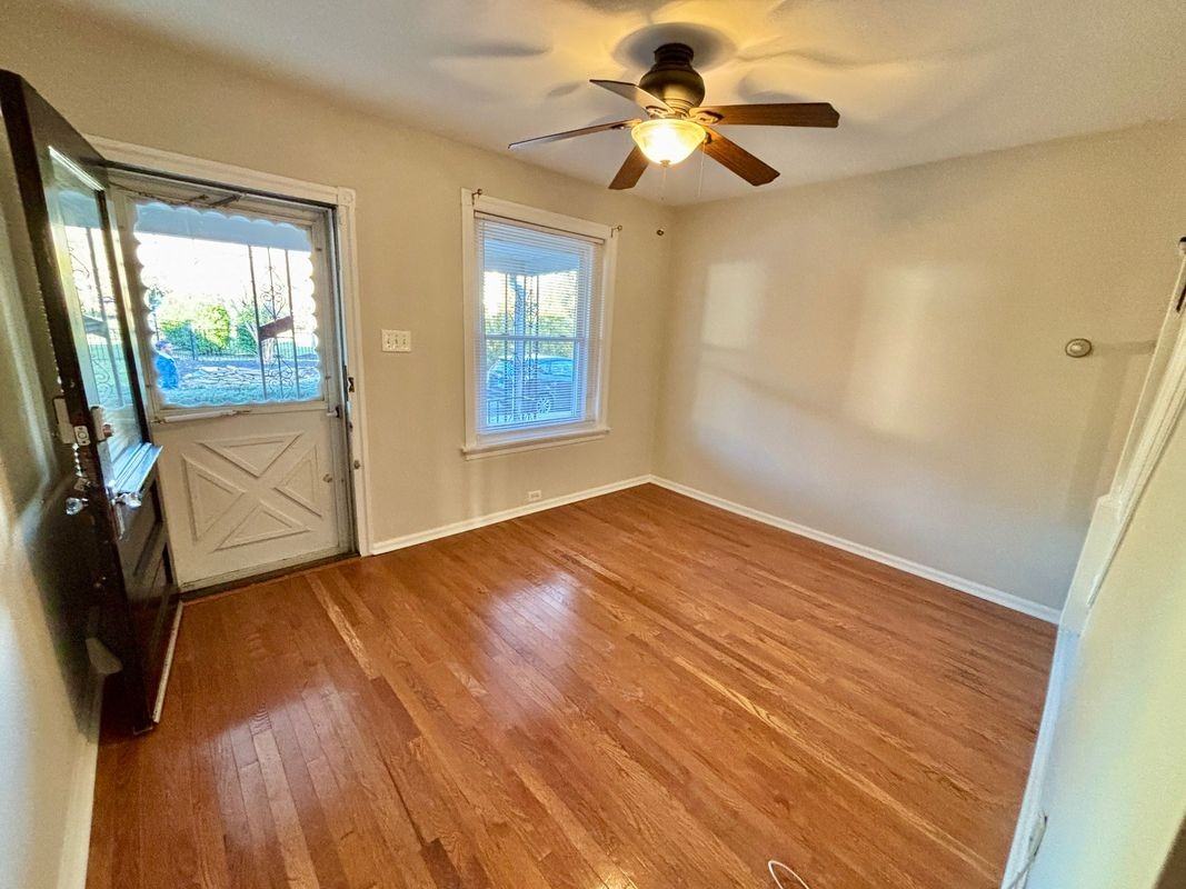 706 W Railroad Ave - Photo 3 of 16