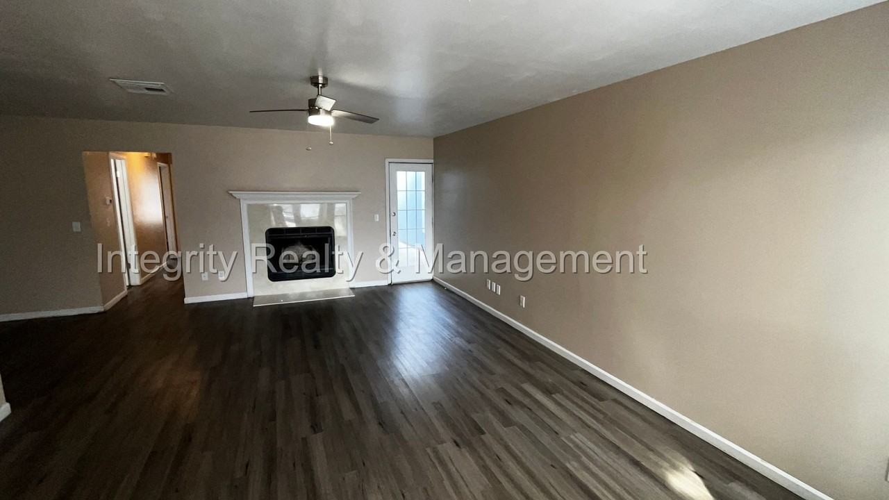 4077 Laurelwood Dr - Photo 3 of 20