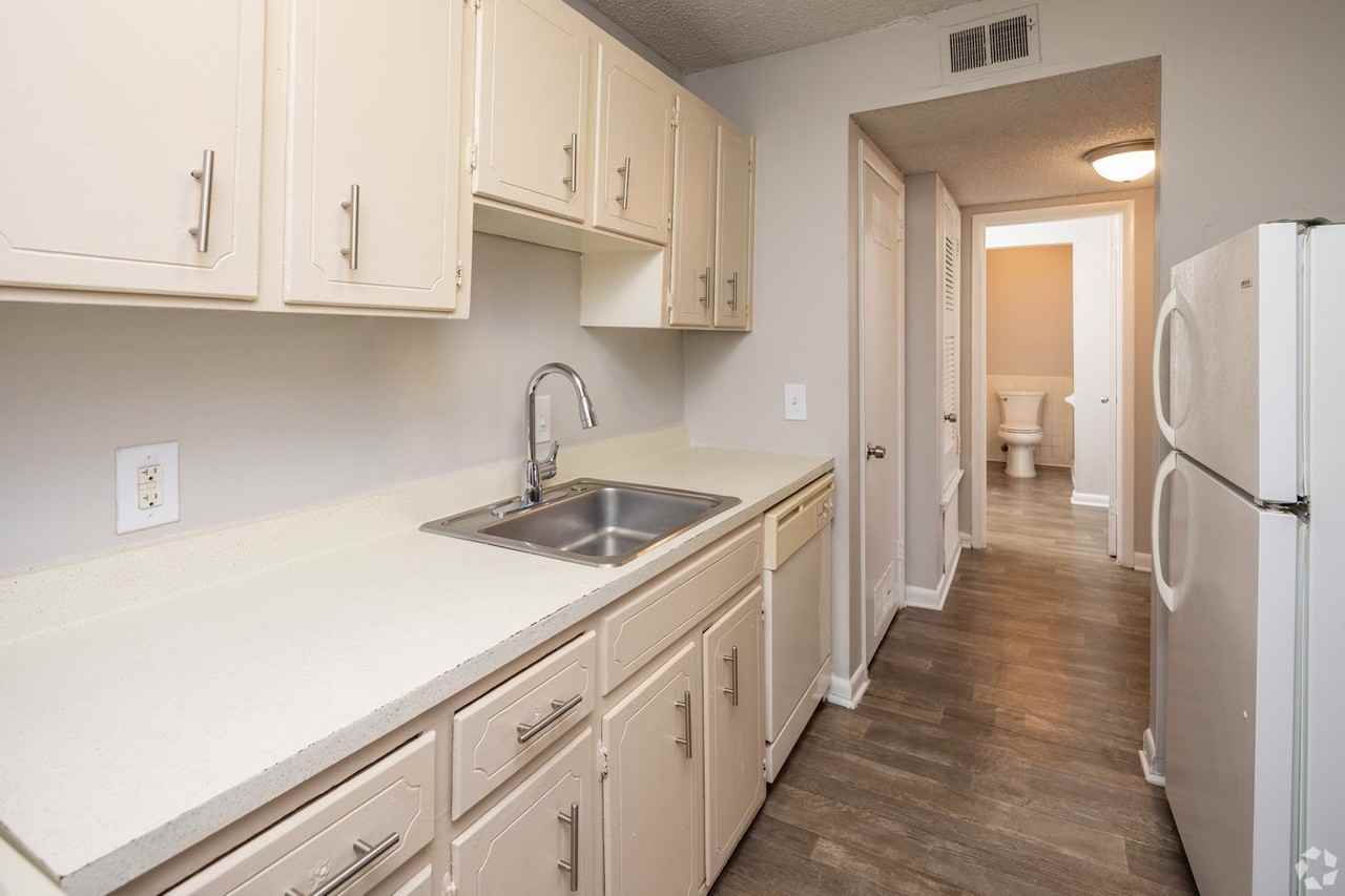 Amalie Meadows Apartments - Photo 2 of 12