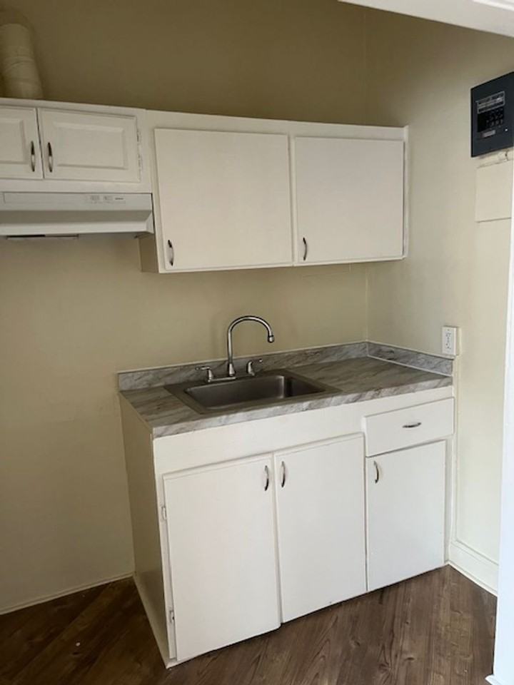 1614 N. Kenmore Avenue - Photo 4 of 24