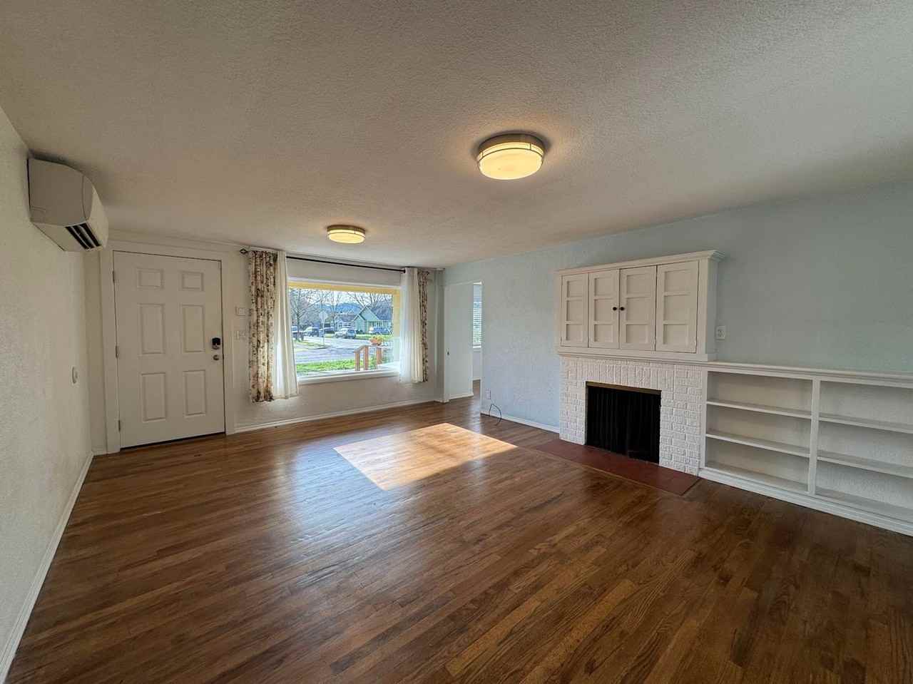 935 E 24th Ave - Photo 3 of 20