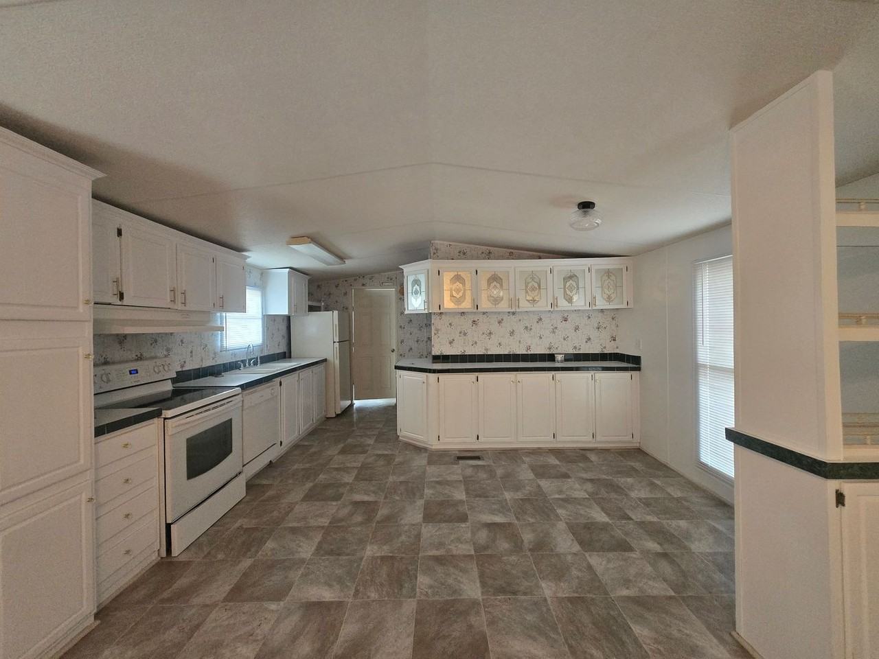 6343 Beloit Ave - Photo 4 of 29