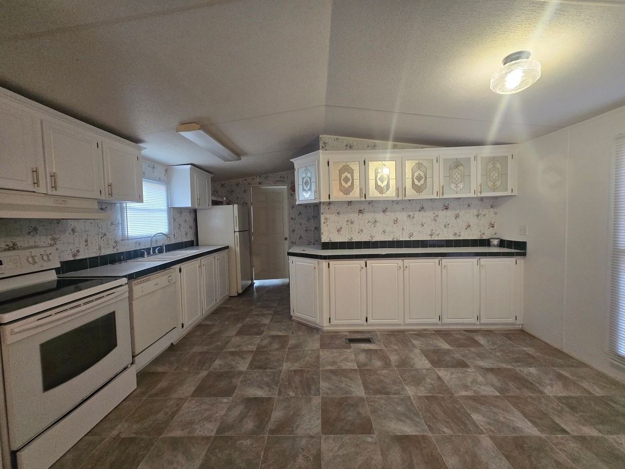 6343 Beloit Ave - Photo 7 of 29