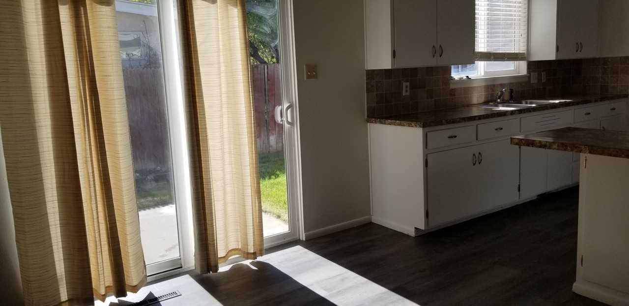 742 Del Mar Dr - Photo 4 of 13