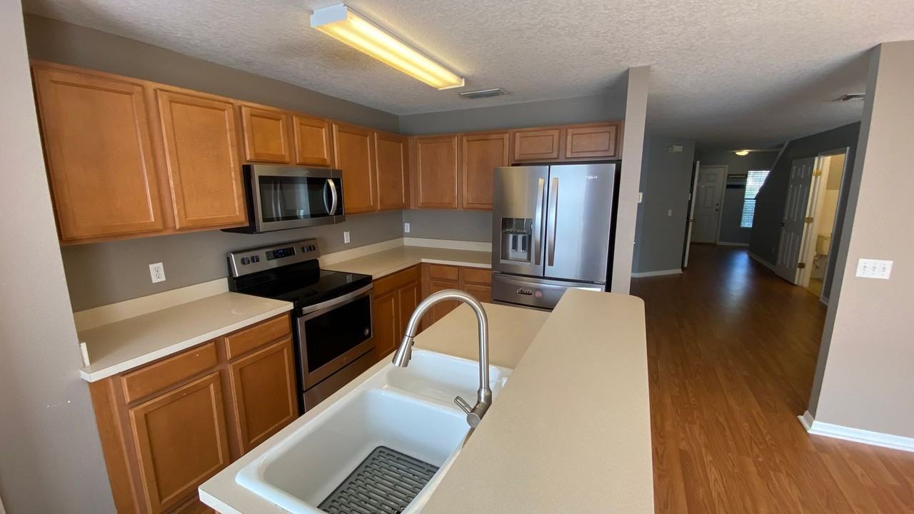 13104 Lexington Summit St - Photo 2 of 24