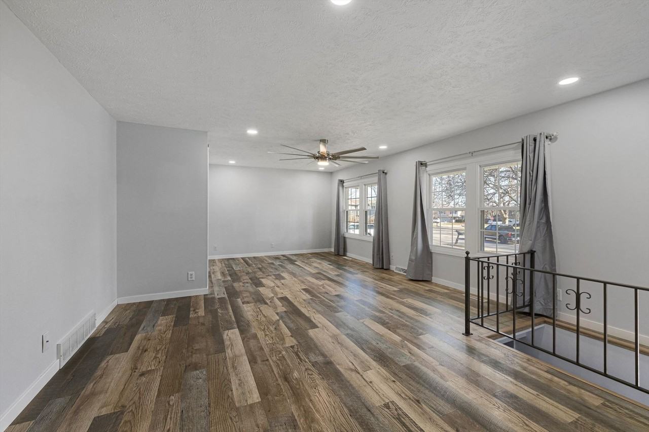 6424 S 149th Ave - Photo 3 of 26