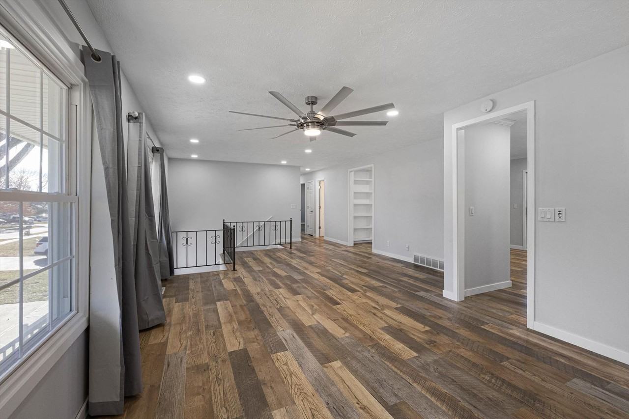 6424 S 149th Ave - Photo 4 of 26