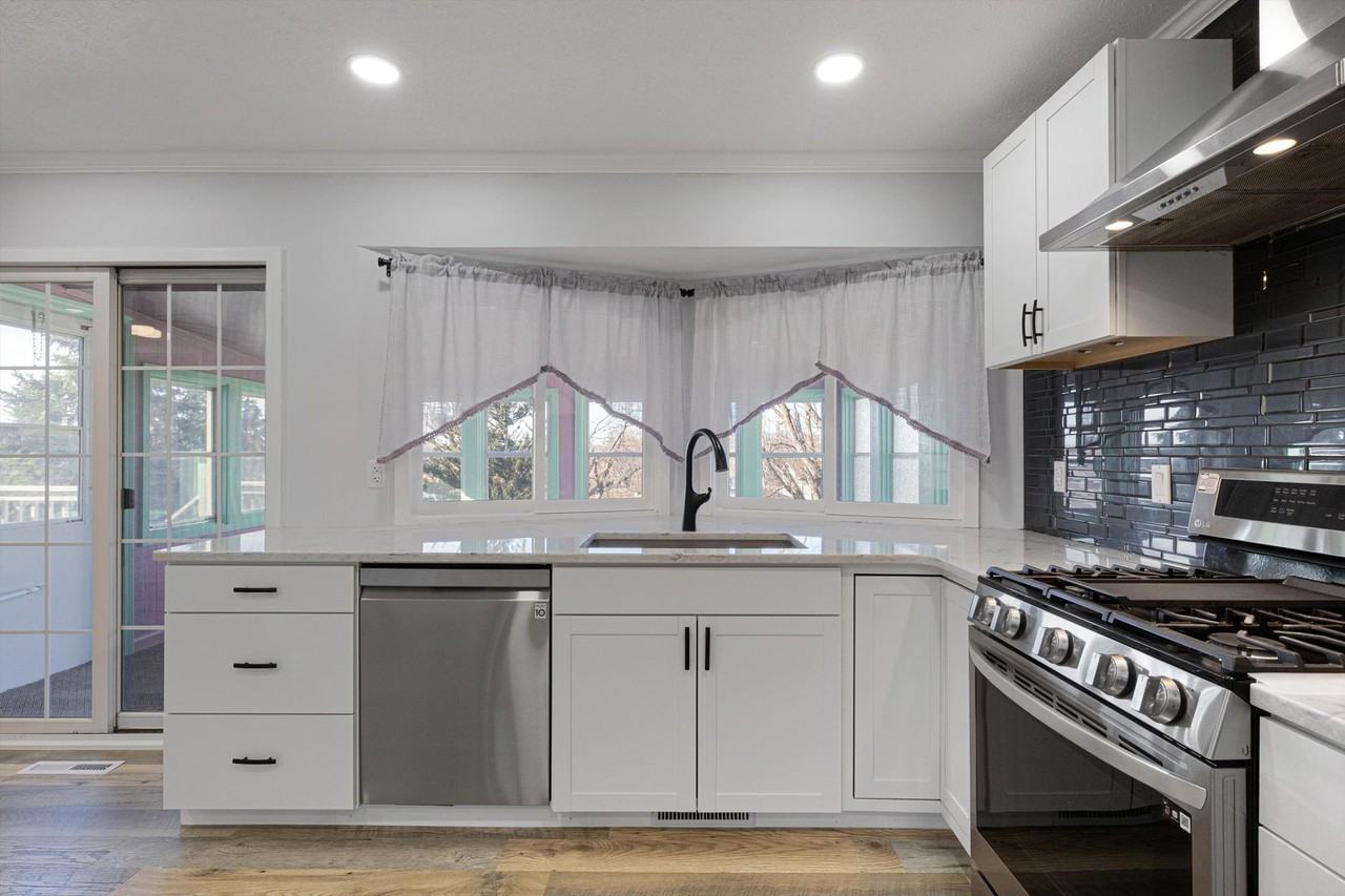 6424 S 149th Ave - Photo 6 of 26