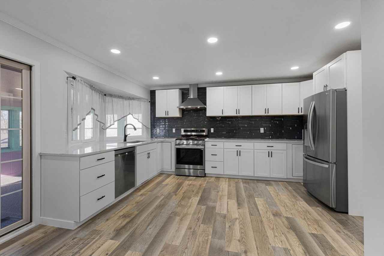 6424 S 149th Ave - Photo 7 of 26