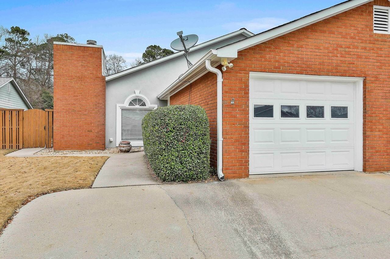 215 Courtyard Ln - Photo 2 of 17