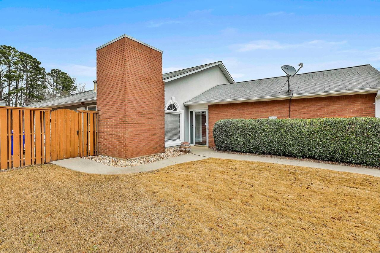 215 Courtyard Ln - Photo 3 of 17