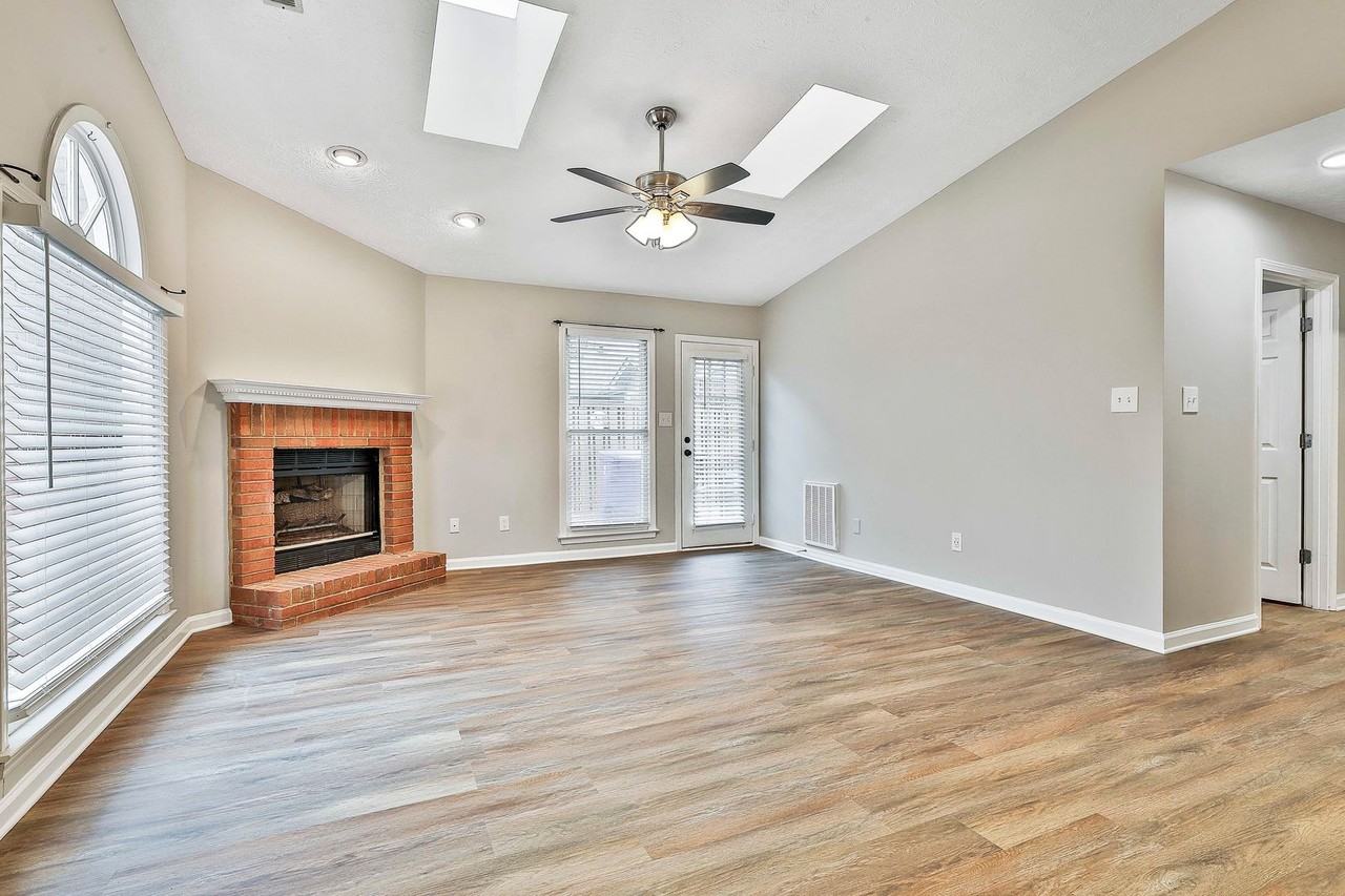 215 Courtyard Ln - Photo 4 of 17