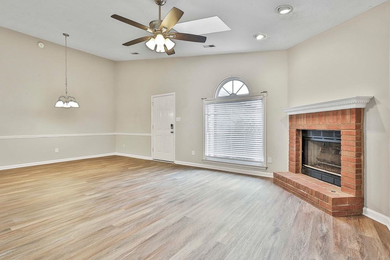 215 Courtyard Ln - Photo 5 of 17