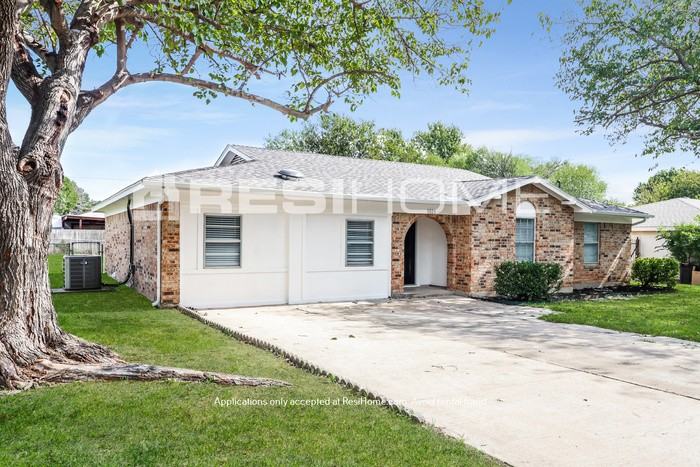 1001 John Reagan St - Photo 2 of 17