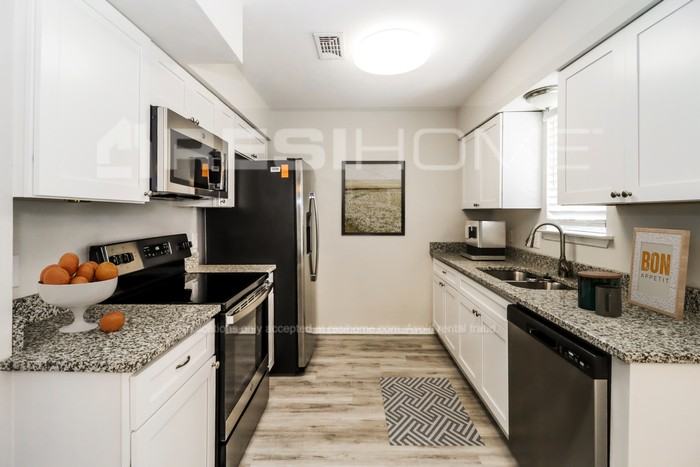 1001 John Reagan St - Photo 3 of 17