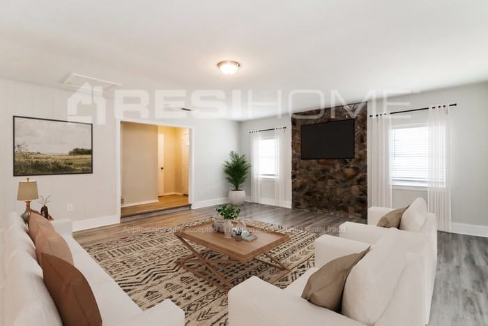 1001 John Reagan St - Photo 5 of 17