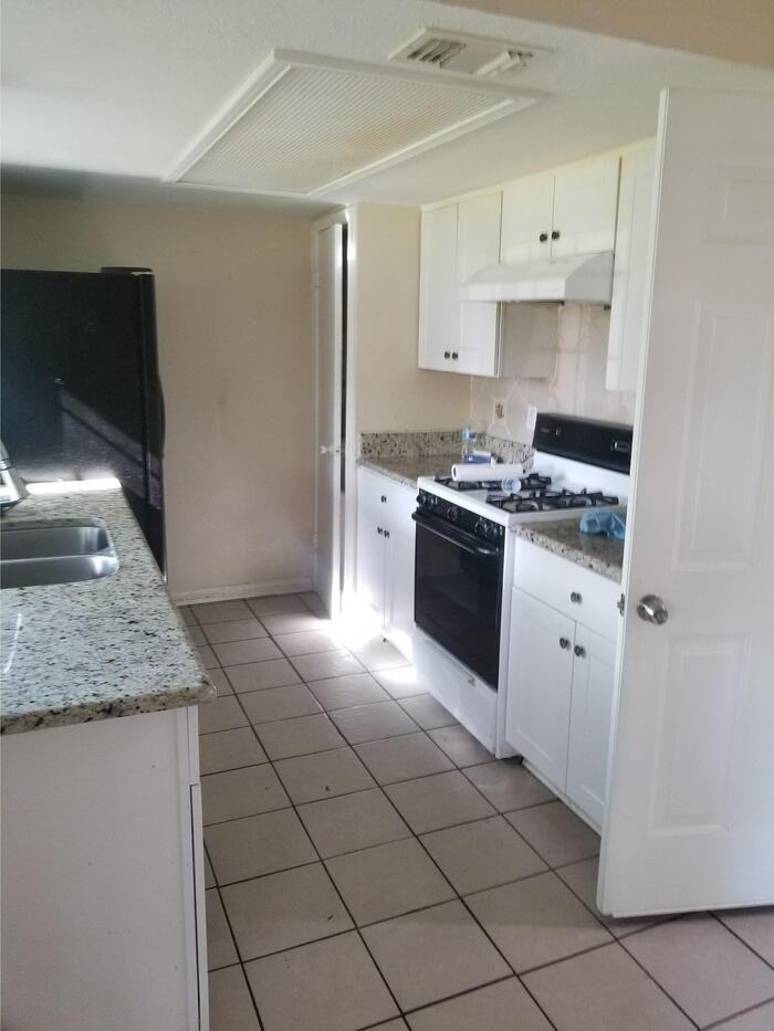 2801 Mill Pond Rd - Photo 5 of 15