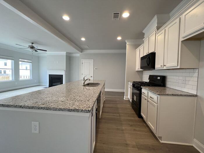 5144 Aylesbury Ct - Photo 5 of 33