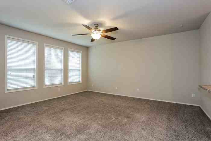 202 Shetland Ct - Photo 4 of 17