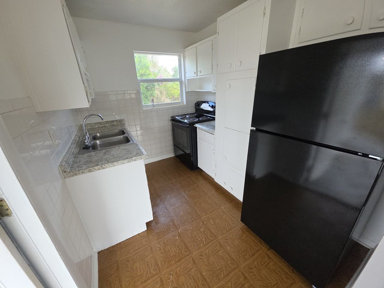 1044 W Highland Dr #1 - Photo 2 of 9