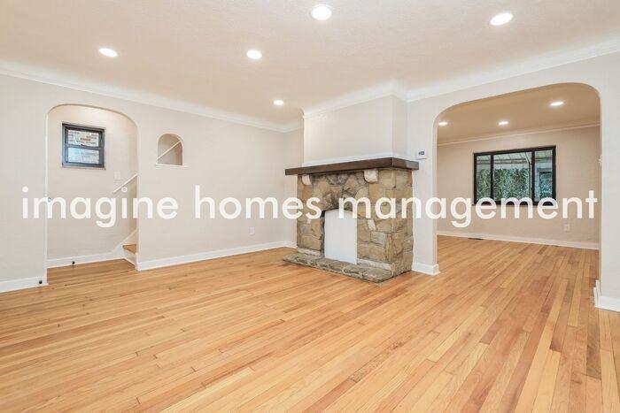 2044 Jacob St - Photo 3 of 19