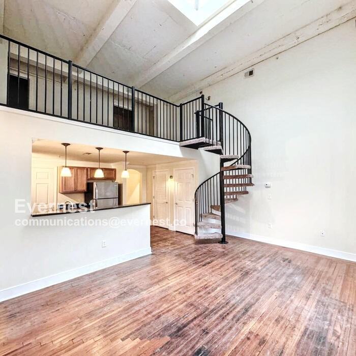 525 E Grace St #404 - Photo 3 of 10